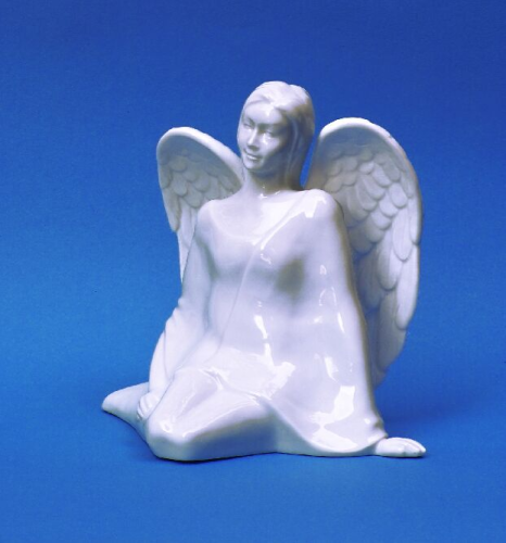 kniehender Engel aus Porzellan
